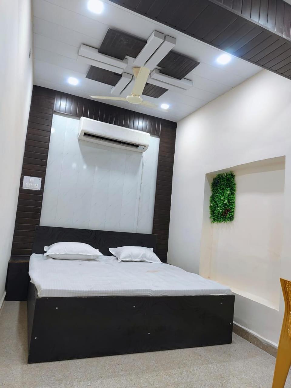 Hotel Crystal Dreams Mathura Exteriér fotografie